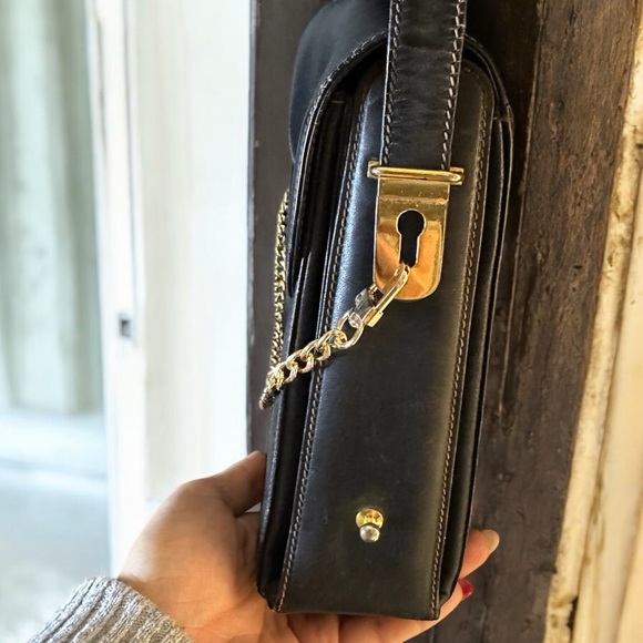 ❌sold❌ Gucci Black Shoulder Bag with Gold Hardware and Chain Detail - Picture 3 of 8